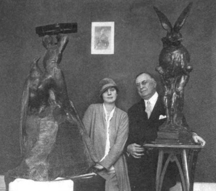Isabelle_Roussadana_Mdivani_(1905–1938)_and_Clifford_Burke_Harmon_(1866–1945)_with_the_Lafayette_Escadrille_Trophy_and_Harmon_Trophy