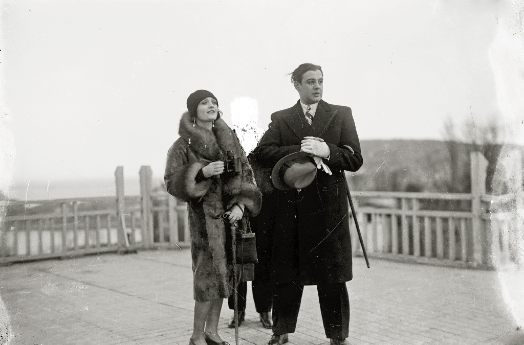 La_actriz_Pola_Negri_y_el_príncipe_Mdivani_en_el_parque_de_atracciónes_de_Igeldo_(1_de_1)_-_Fondo_Marín-Kutxa_Fototeka